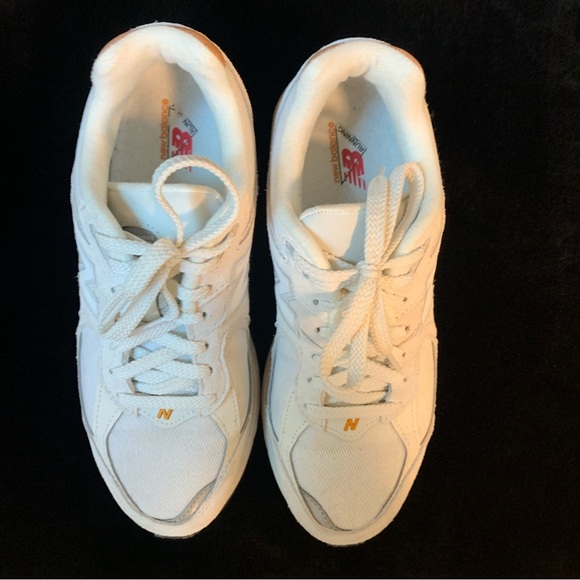 New Balance 2002R Women Size 8.5 US / Men 7 US - Picture 6 of 10